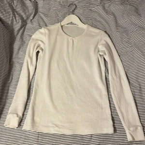 Långärmad tshirt  - supergullig långärmad tshirt med en liten rosett 💘