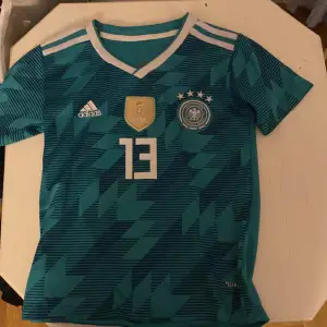 Tyskland tröja från VM 2018 med Müller på baksidan. Skick: 7,5/10