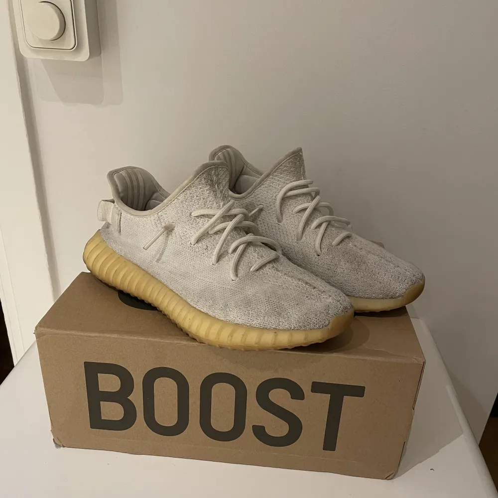 Yeezy Boost 350 v2 - cream white. Storlek 42 & 2/3.  Orginal låda medföljer. . Skor.