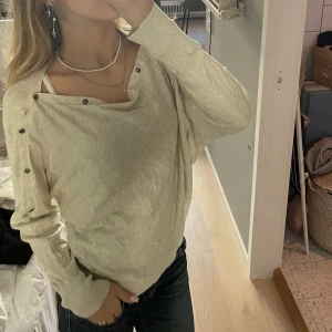 Långärmad tröja - Säljer denna asnygga tröja/kofta ifrån allsaints. Köptes för ett tag sen men är i fint skick och är skit snygg till jeans (grå beige färg)😍Nypris: 1700