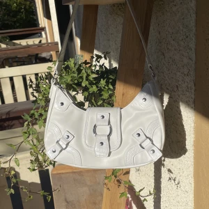 Y2K väska  - Jättefin handväska med y2K stuk. Använd ett par få gånger, så i fint skick!🫶