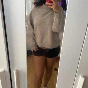 Grå/beige stickad tröja - Jättemysig stickad tröja från h&m lite beige i färgen men ser grå ut i annat ljus. Storlek S/M. 