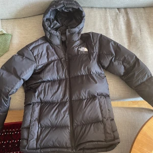 The North Face Puffer Dunjacka - 700 - Köpte denna förra vintern, den är väldigt tjock och håller värme bra. Har kvar kvitto.