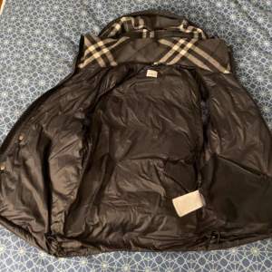 En otroligt fin burberry jacka som kan omvandlas till väst. Det är en jacka i okej skick. Retail: 13999kr mitt pris: 2499kr. Vid fler bilder eller frågor kontakta.