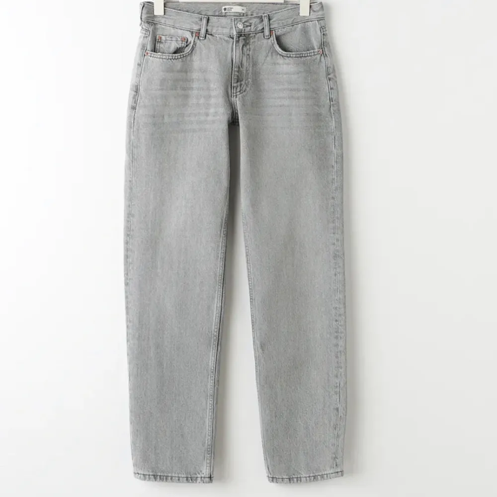 Low straight petite jeans från Gina, säljer då de är alldeles för stora för mig. Passar i längden för någon runt 160 men är inte för korta för mig som är 166. Skriv privat för egna bilder.. Jeans & Byxor.