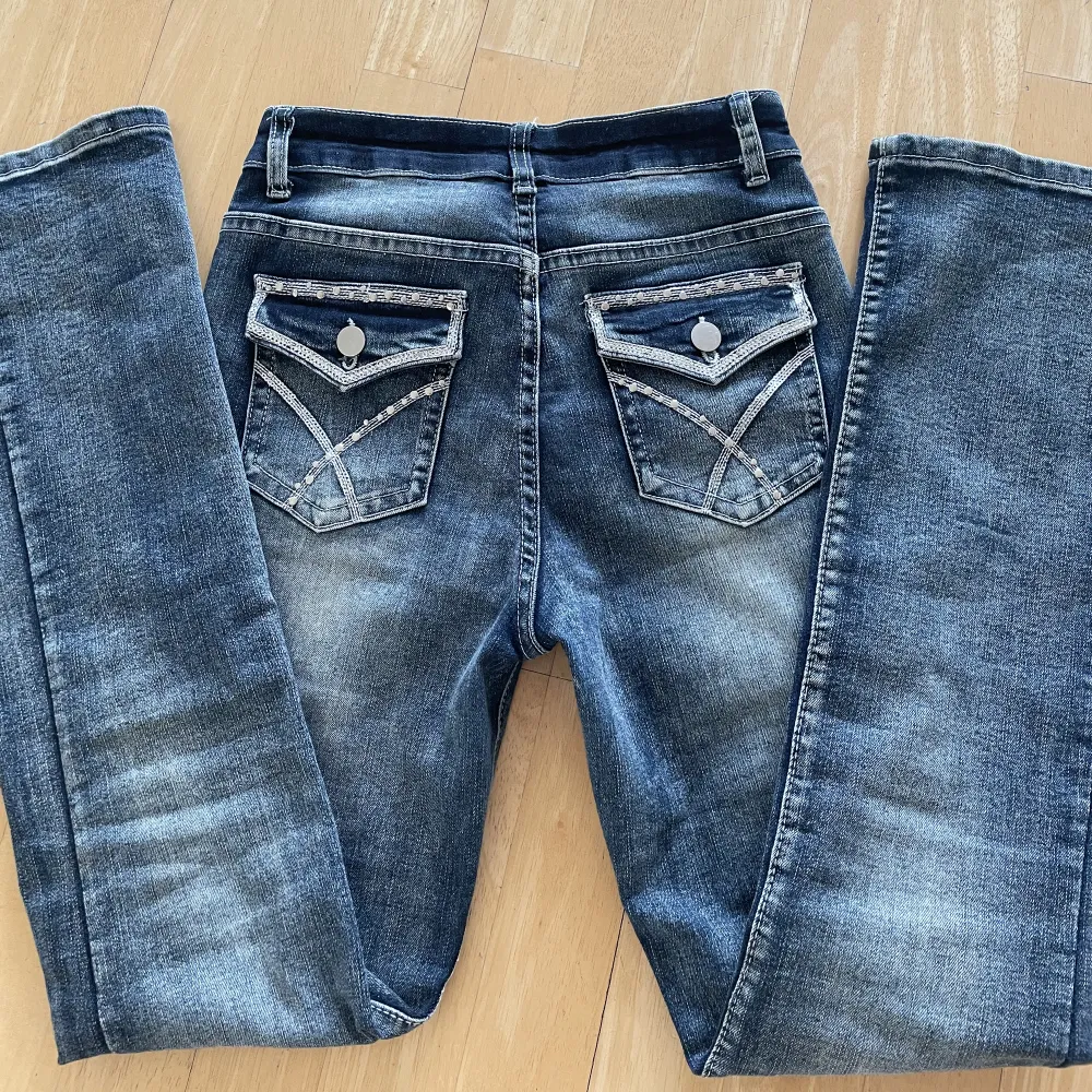 säljer dessa så snygga bootcut jeans som tyvärr är för små för mig i midjan. skitsnygga detaljer på bakfickorna och dem är som nya då jag använt dem max 5 gånger. skriv för mer bilder/frågor !! 💓💓. Jeans & Byxor.