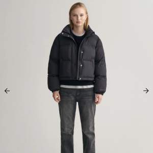 Säsongens uppdaterade puffjacka med en modern look. Den är framtagen med en relaxed fit och en något kortare längd, med detaljer som sidfickor. https://www.gant.se/teen-girls-cropped-puffjacka-black/670277-5.h  Nypris 2300 kr