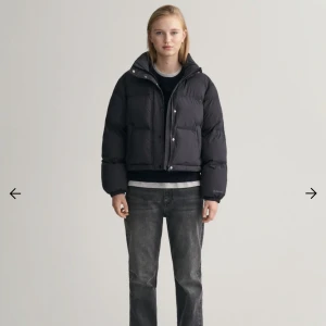 Ny Gant jacka! - Säsongens uppdaterade puffjacka med en modern look. Den är framtagen med en relaxed fit och en något kortare längd, med detaljer som sidfickor. https://www.gant.se/teen-girls-cropped-puffjacka-black/670277-5.h  Nypris 2300 kr