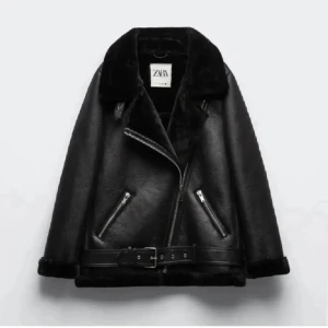 Zara jacka - Säljer denna varma o sköna jackan från Zara. Knappt använd och ser jätte bra ut✨✨Den är i storlek Xs men passar S också 