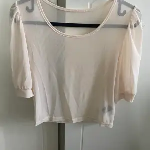 En genomskinlig croppad topp från shein. Storlek M men skulle säga att det är en tajt eller mindre modell som S eller xs. Helt oanvänd och säljer denna för att den inte faller mig i smaken. Säljer även en marinblå så checka in den om du är intresserad.