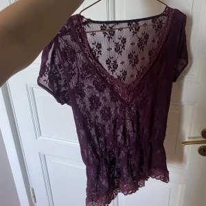 Vinröd spetstopp - Magisk vinröd spetstopp/blus med kort ärm och v-ringning❤️Perfekt till både vardag och fest! Storleken passar M-L, materialet är stretchigt💕Perfekt skick. Skriv vid funderingar och kolla in mina andra annonser😇