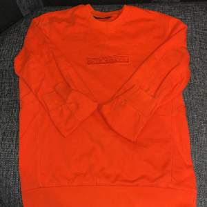 En orange peak performance sweatshirt då den är för liten och inte har kommit till användning. Skick 9/10