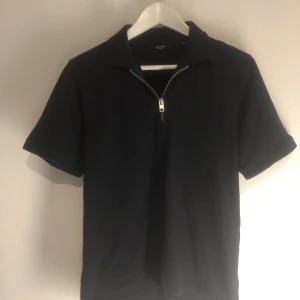 Zip pike  - Hej säljer en zip pike i färgen mörkblå. Pikén är från Jack & Jones och är köpt för 400kr. Inga defekter eller nånting, skicket är 10/10. Har du några frågor eller funderingar är det bara att höra av sig!  Pris kan diskuteras.