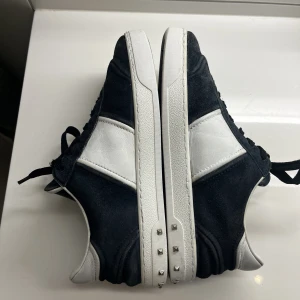 Valentino Flycrew - Säljer ett par flycrew i färgen blå. Skorna är i ett helt okej skick skulle jag säga, dom är slitna inuti och även lite på utsidan😃. En nit saknas.Box, valentino kort och extra snören medföljer 👌 . Dom är i storlek 39 men passar 40-41. Skriv för frågor 😉