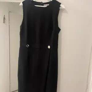 En svart klänning från H&M i storlek medium 