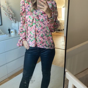 Zara blus - Blommig blus från Zara, aldrig använd. Storlek xs. 