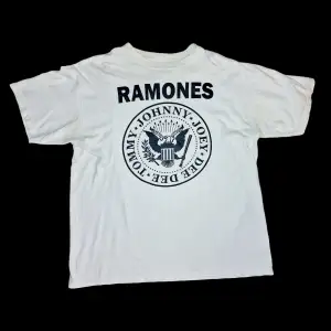 Snygg t-shirt med Ramones-tryck från Fruit of the Loom. Mycket bra skick. Storlek L. Använd gärna köp-knappen 🥰🥰🥰