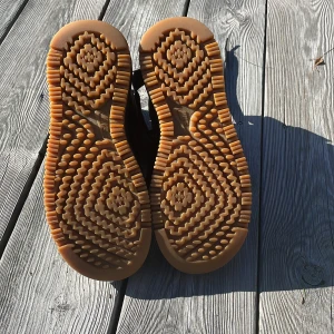 Nike af1 höga - Säljer domma Nike skorna då dom blivit för små för mig!❤️❤️ nypris 1299