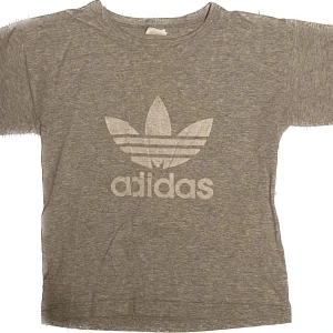 babytee  - Adidas babytee i fint skick! Trycket e lite "borta" men syns knappt, annars som ny! Skriv för frågor eller mått/bilder! <3 *ÖPPEN FÖR PRISFÖRLSAG*