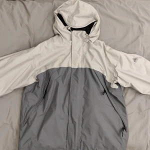 Vintage Nike ACG jacka - Tja! säljer min feta Nike acg jacka som inte görs längre då jag inte får användning av den. Den har dubbla dragkedjor och är vattentät, en perfekt utejacka helt enkelt. Sett liknande jackor för runt 1500kr.  Tveka inte på att skriva vid funderingar!