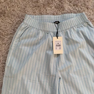 Pyjamasbyxor - Jättefina pyjamasbyxor som tyvärr inte kommer till användning, använda kanske Max 3 gånger. Hör av er om ni har några frågot. Lånade bilder, så skriv om ni vill ha fler💕