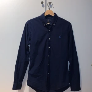 Ralph Lauren Skjorta - Blå Ralph Lauren skjorta strl S slim fit Priset kan diskuteras. Skriv om ni är intresserade 😃