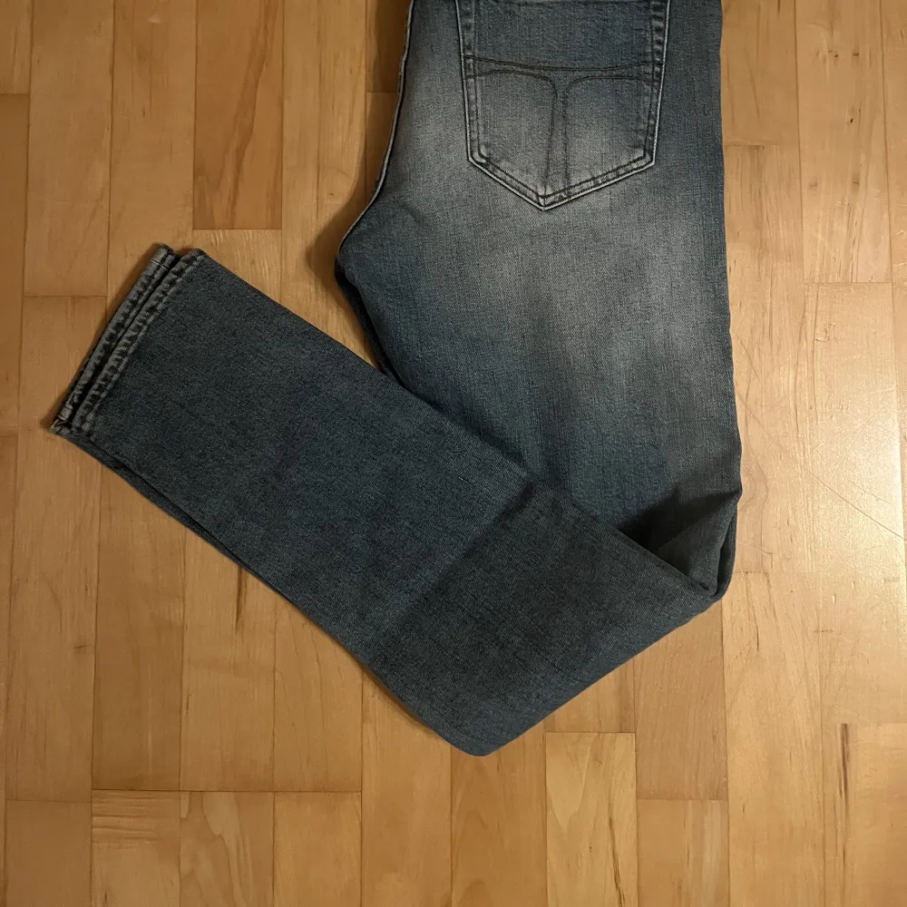 Tiger of Sweden Jeans Ljusblå Väldigt gott skick, inga defekter W31 L32 Nypris 1499 kr. Jeans & Byxor.