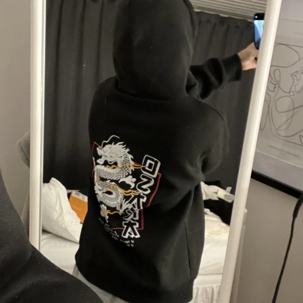 Säljer denna coola sköna hoodie nörd tryck på ryggen! Storlek L men bra passform på mig som har storlek S. Hoodies.