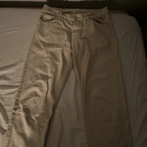 Jeans - Jeans från junkyard, strl 29, använda men i fint skick. Köparen står för frakt.  300kr 