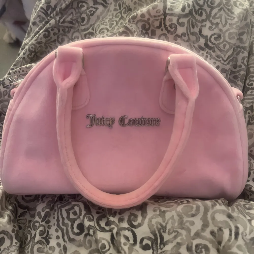 Söt liten rosa väska från juicy couture, köpt för 1000kr. Finns inte kvar att köpa. Hör av er för för fler bilder eller funderingar💞. Väskor.
