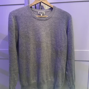 Soft goat kashmir - Kashmirtröja från soft goat. Använd en del. Har små hål i armbågarna, men ska gå att laga för 250 kr om man skickar in den till soft goat.