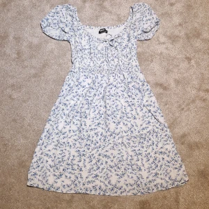 Jättesöt klänning  - Blåblommig kort klänning, nyskick.