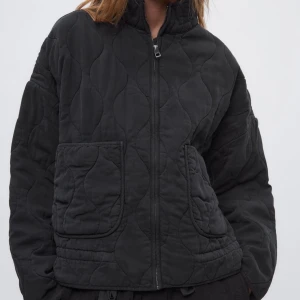 Quiltad jacka från Zara - Quiltad jacka från Zara i strl 36. Jackan är helt ny och aldrig använd med lappar kvar!  Nypris 859kr 