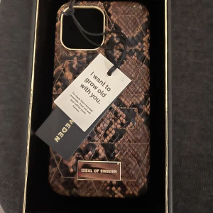 iPhone 13 PRO Max skal  - Nytt ideal of Sweden skal till iPhone 13 PRO Max, endast testad. Kartong och lapp sitter kvar på. Skalet heter rusty snake och orginal pris är 599 