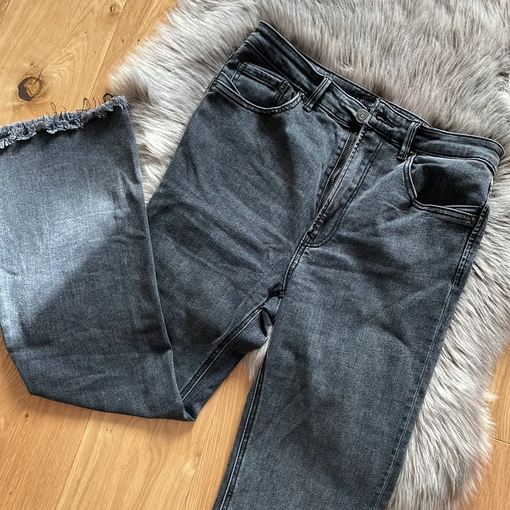 Säljer denna fina jeans! Från STRADIVARIUS. EJ använd! Modellen är Crop flare, strl: 40/M. . Jeans & Byxor.