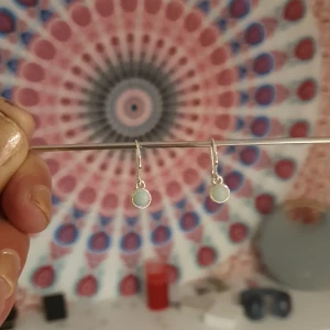 Pilgrim örhängen med aventurin  - Silverpläterade örhängen med stenar aventurin. Snö of sweden  Oanvända/nyskick  200kr EgenskaperAveturin lugnande & balanserande vid emotionell upprördhet. Den kan hjälpa oss att slappna av mentalt healingsten minska ångest bringa tur osv