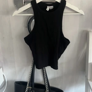 H&M linne  - Säljer mitt linne från H&M. Använd kanske 5 gånger! Ganska liten i storleken. Men är ganska straight.