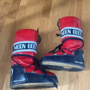 Moon boots - Säljer dessa fina monbots i fint skick. Fina en defekt där det är uppskrapat men det läcker inte in något eller så🥰är intresserad av att byta också 