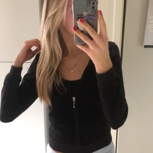Tröja - Säljer denna svarta tröjan ifrån Cubus då den är förliten för mig💗 bra skick och inga defekter