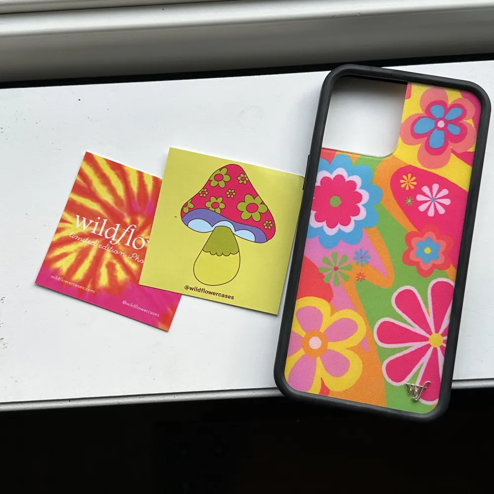 Ett iPhone skal till iPhone 12 pro Max från märket Wildflower. Köpt för något år sedan. Sparsamt använt. I bra skick. Två stickers + orginalförpackningen medföljer. . Övrigt.
