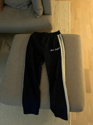 Palm angels  - Palm angels byxor skit bra skick använd i 2 månader säljer eftersom jag har växt ut dom. Pris kan diskuteras vid snabb affär  