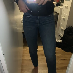 Blå raka jeans - Säljer dessa snygg jeans då de ej längre kommer till användning. Inköpta för ca 4 år sedan från Gina tricot och har små slitningar på framfickorna och även lite längs ned på jeansen men utöver det i bra skick. Skriv för fler bilder! Köpare står för frakt!