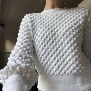 Mönstrad tröja  - Tröja med detaljer från Lindex. Storlek small. 