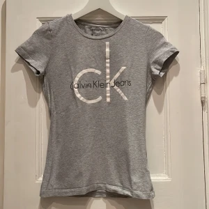 Calvin Klein  - Väll använd men fortfarande i bra skick