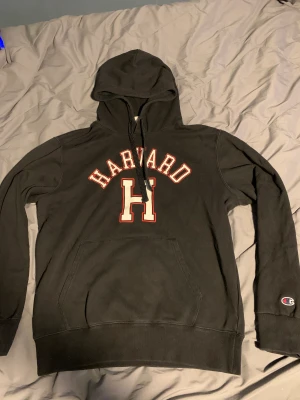 Champion Harvard Hoodie - Säljer då den är för liten. Bra skick inget fel på den. Tar gärna emot bud!