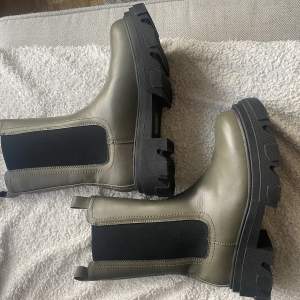 Helt nya och oanvända boots perfekt till hösten, storlek 39 (vegan) 