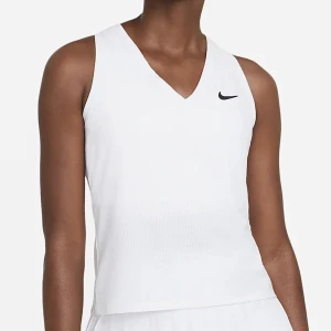 Nike linne - Tennis linne från Nike. Vit med V-ringning. Luftigt och skönt linne, använd fåtal gånger och är i bra kvalitet. Storlek S och färgen vit.
