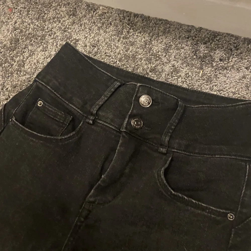 Fina svarta botcut jeans som är i fint skick. Köpte för 499 men säljer för 299 plus frakt. Stl S(36). Jeans & Byxor.