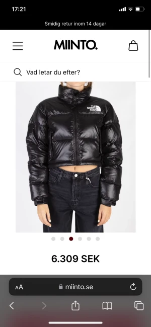 Croppad vinterjacka  - Northface jacka som är ”glansig”  Den håller dig varm på alla rätt ställen och är både snygg och bekväm. Pris kan diskuteras vid en snabb affär.