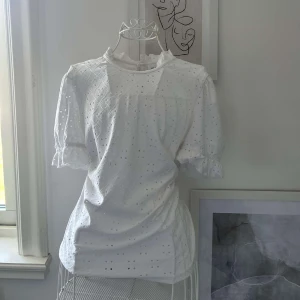 Vit topp  - Vit topp med mönster detaljer, jättefin och skön 